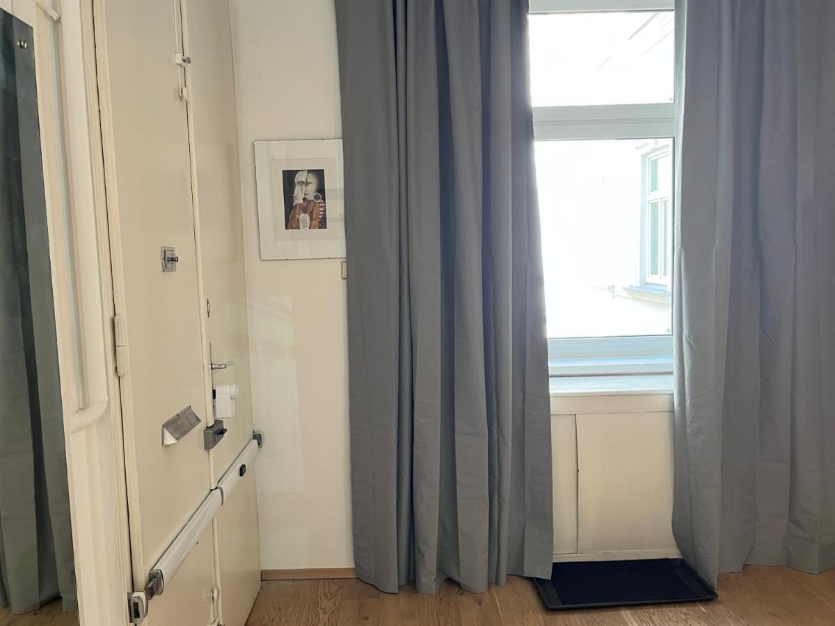Апартаменты Stylish Apt Near Urania 1Br Вена Экстерьер фото