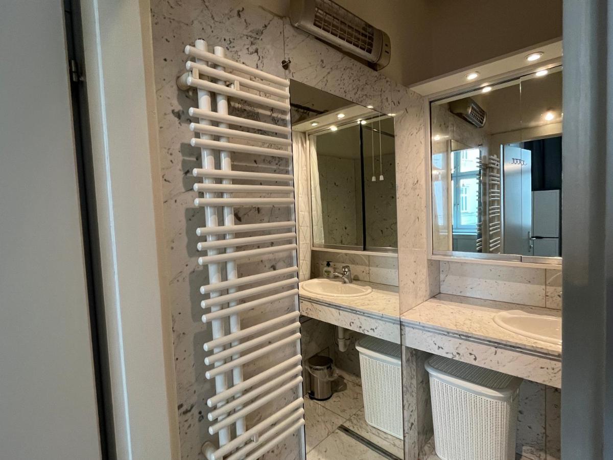 Апартаменты Stylish Apt Near Urania 1Br Вена Экстерьер фото