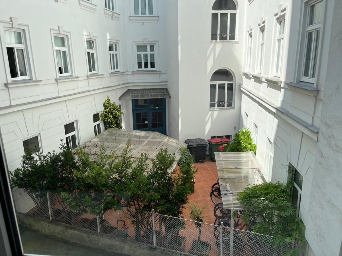 Апартаменты Stylish Apt Near Urania 1Br Вена Экстерьер фото